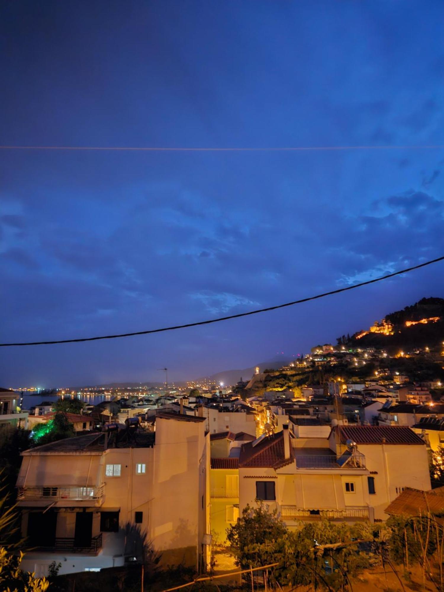 Με Θέα Το Κάστρο Apartment Nafpaktos Bagian luar foto